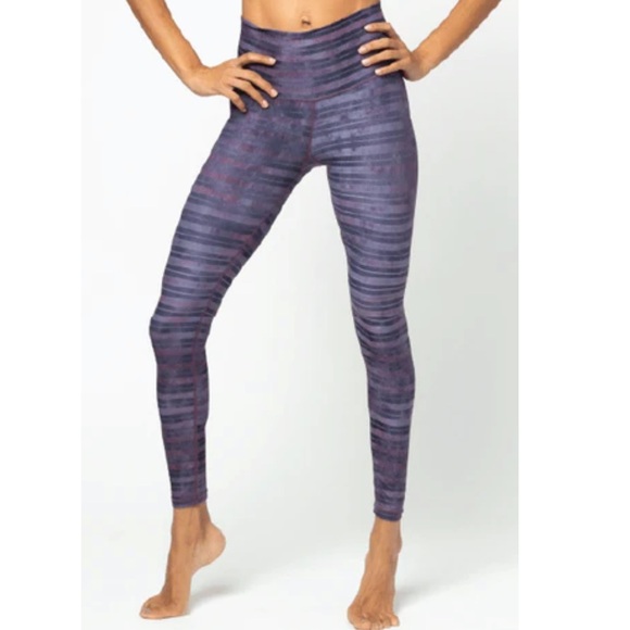 SOL & MANE Cora Concrete Stripe legging Size S/Msp Grey/Purple - Picture 1 of 3